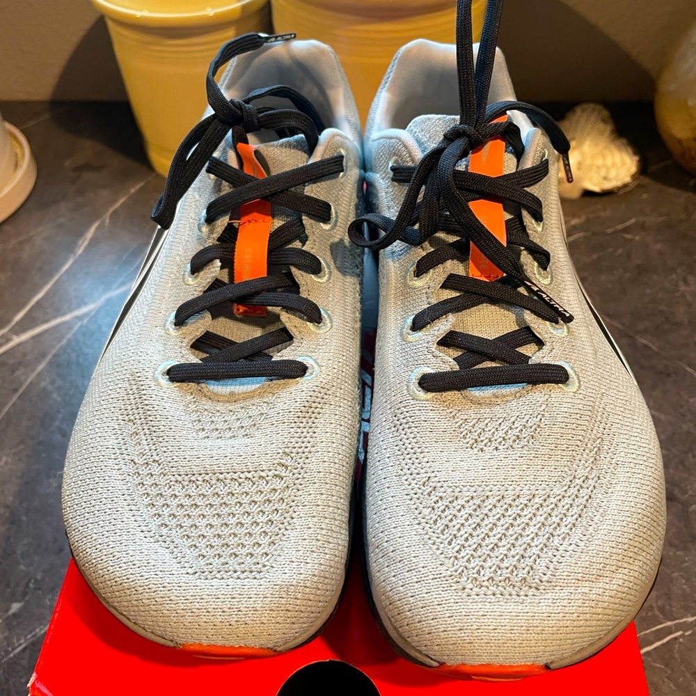 NEVER WORN Altra Escalante 2.5 Women’s Size 9.